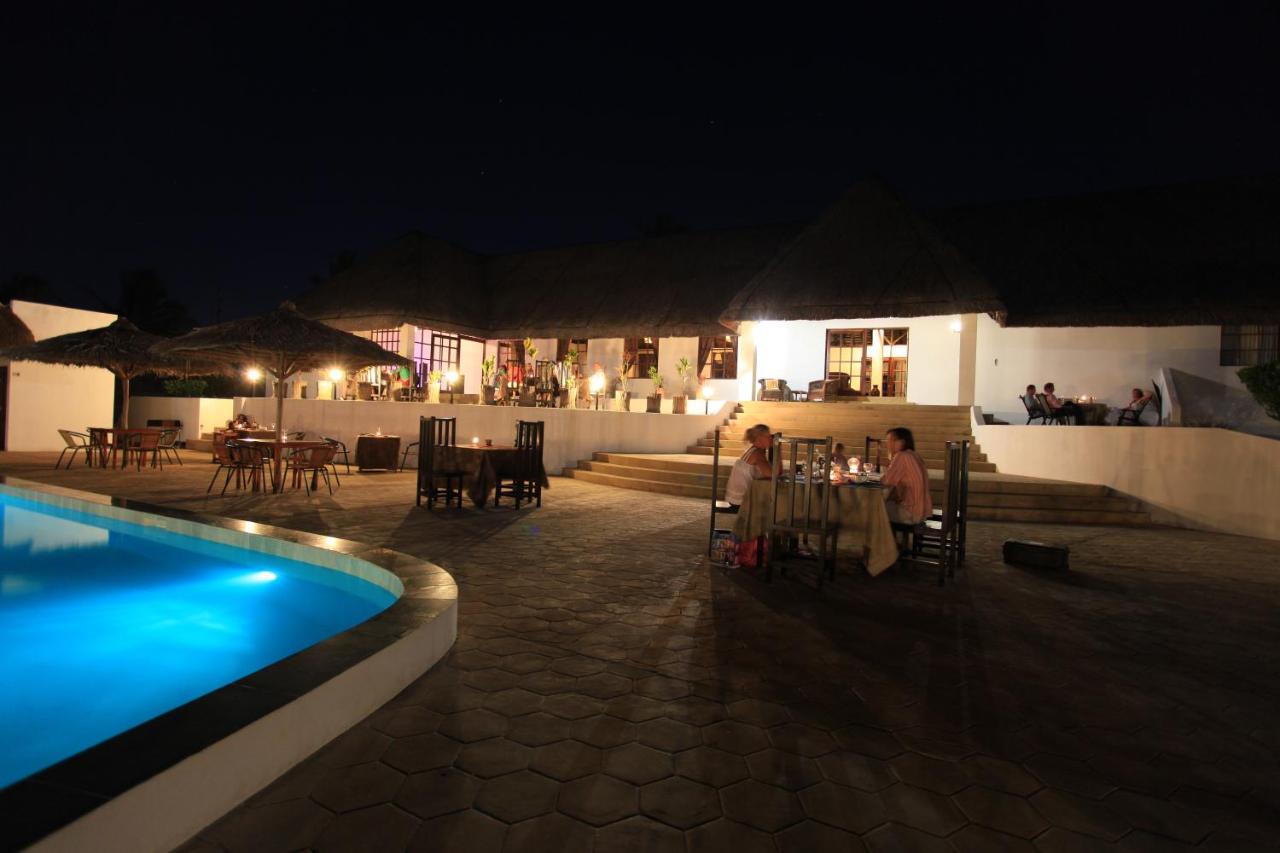Blue Moon Beach Holiday Resort Іньямбане Екстер'єр фото