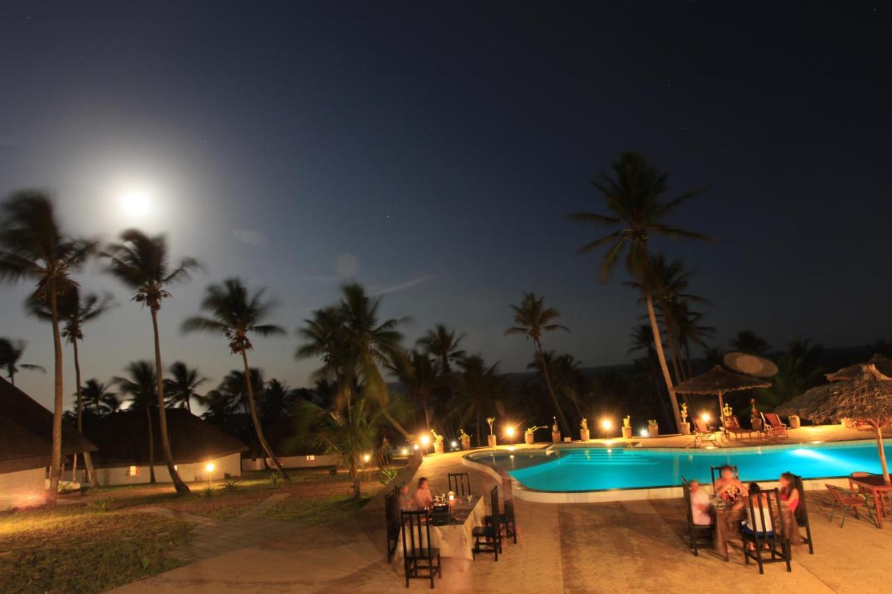 Blue Moon Beach Holiday Resort Іньямбане Екстер'єр фото